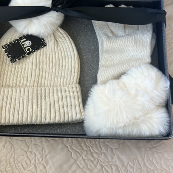 🎄Firm Price🎄IN.C.
INTERNATIONAL CONCEPTS
Beanie Hat & Gloves Set Ivory , New - Picture 2 of 6